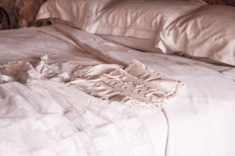 床上的白色紧身胸衣