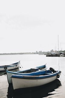 平静水面上的白色独木舟