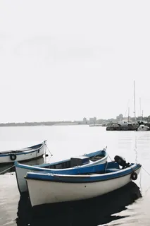 平静水面上的白色独木舟