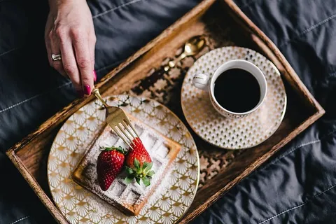 番红花配草莓和一杯咖啡 番红花配草莓和一杯咖啡