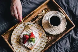 番红花配草莓和一杯咖啡