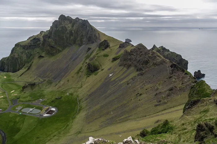 布朗和绿色山的航空摄影