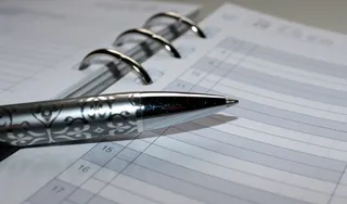 笔记本上的灰色笔