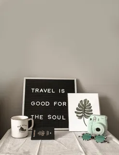 Teal Fujifilm Instax迷你相机靠近白色陶瓷杯 Teal Fujifilm Instax迷你相机靠近白色陶瓷杯