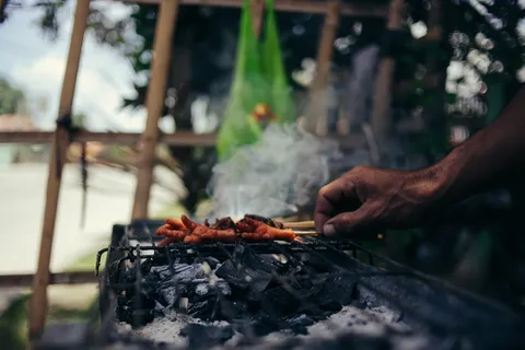 烧烤,木炭,鸡爪,食物,烟,人手,手,菜鸟图库 烧烤,木炭,鸡爪,食物,烟,人手,手,菜鸟图库
