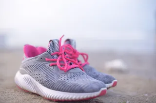 一双灰色运动鞋