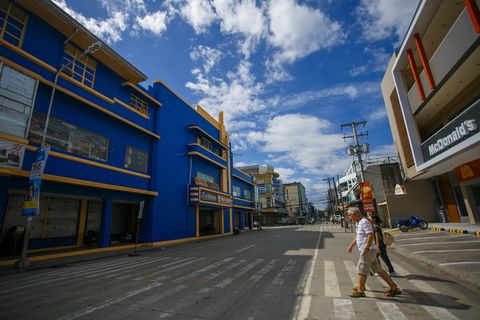 白衣人行人过街处