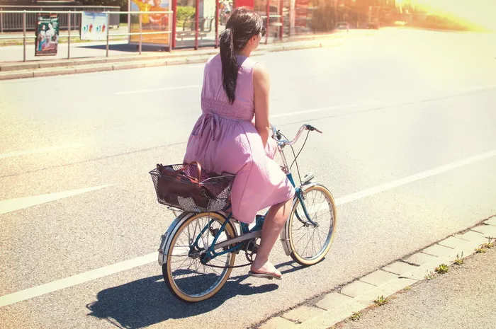 人，女人，衣服，夏天，自行车，自行车，道路，街道