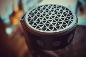 圆形灰色便携式扬声器