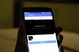 手持智能手机特写