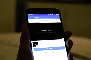 手持智能手机特写