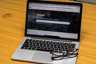 macbook、mac、apple、笔记本电脑、桌子、unsplash、无线技术、电脑