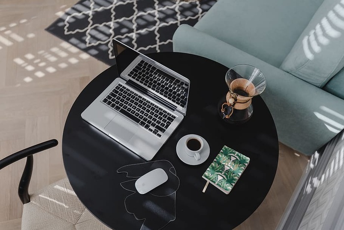 在家里桌上放着笔记本电脑的工作场所