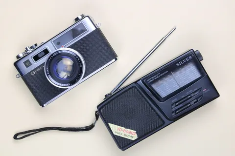 黑白摄像机和便携式收音机