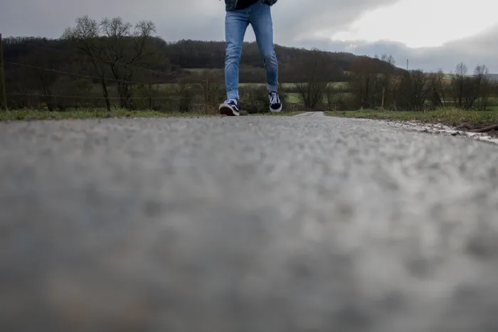 人，走路，路，柏油路，腿，山，山，树