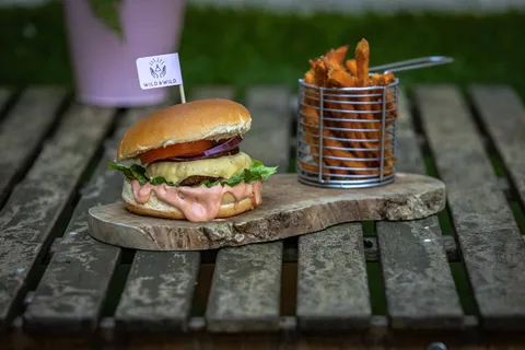 棕色杠铃汉堡和薯条