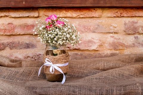 用玻璃杯装饰美丽的小花