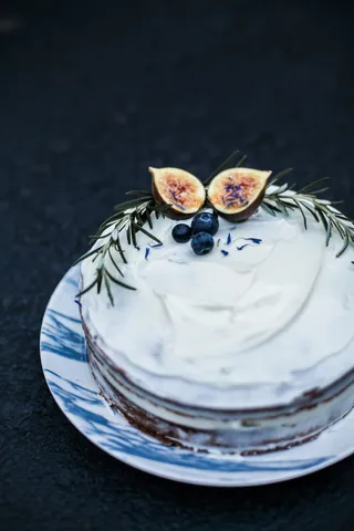 深度，野外摄影，白色，蛋糕，糖霜，蓝莓，无花果，迷迭香