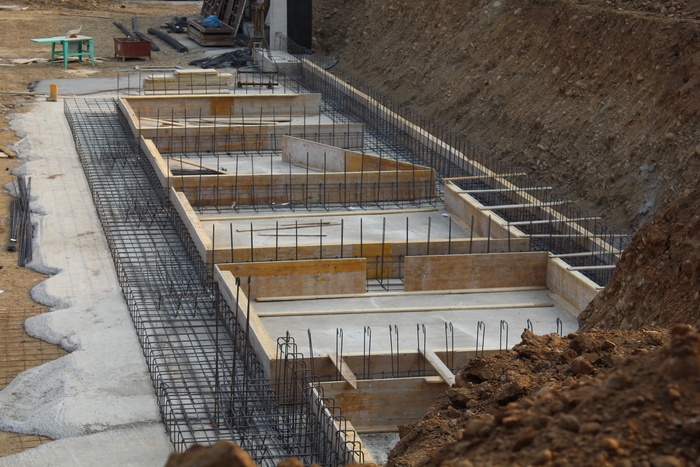 棕色、灰色、金属建筑部分、金属建筑、基础、钢筋混凝土、建筑、砌体