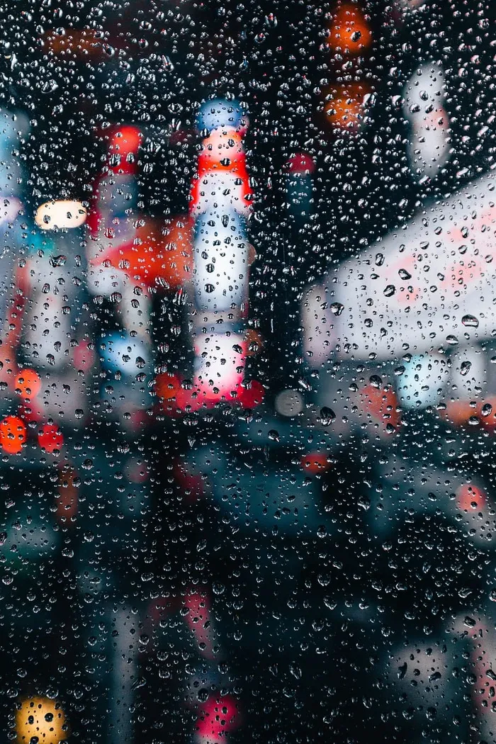 城市灯光透过雨窗照
