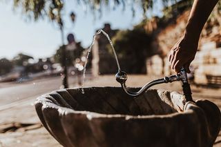 人行道上有水流的饮水机