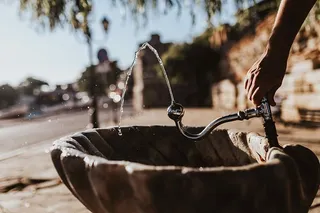 人行道上有水流的饮水机