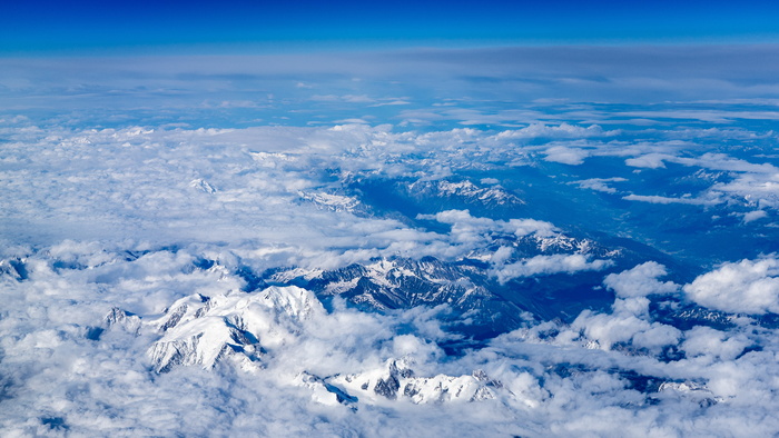 白天雪山鸟瞰图