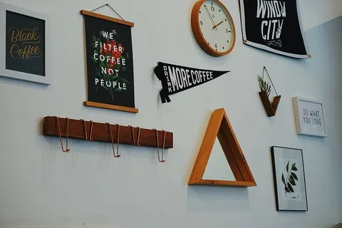 白色模拟挂钟显示155