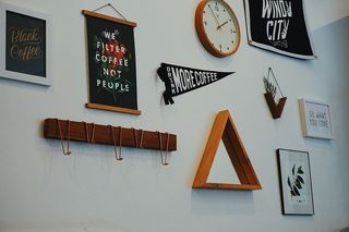 白色模拟挂钟显示155