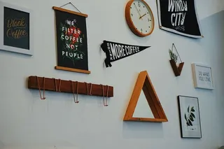 白色模拟挂钟显示155