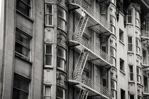 建筑物的灰度照片