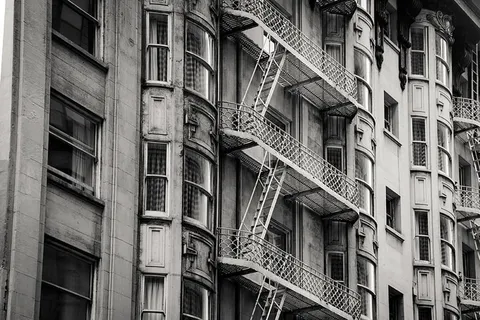 建筑物的灰度照片