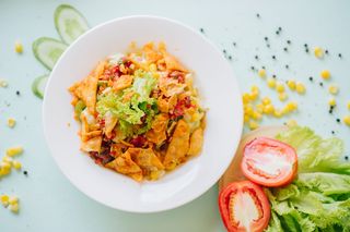 西红柿片旁的陶瓷盘子