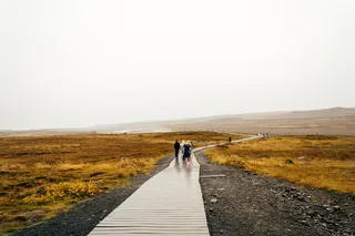 团体，人，行走，道路，白色，天空，白天，男人