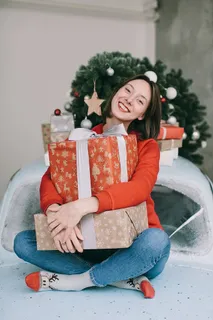 拿着礼品盒的女人