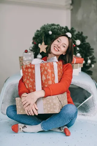 拿着礼品盒的女人