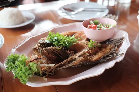 鱼露炸鲷鱼,油炸鱼,鱼,带酱汁的鲷鱼,油炸鱼,食品,食品和饮料,餐桌 鱼露炸鲷鱼,油炸鱼,鱼,带酱汁的鲷鱼,油炸鱼,食品,食品和饮料,餐桌