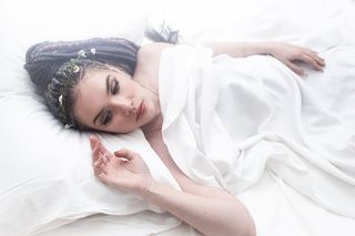 一个躺着白色床上的女人