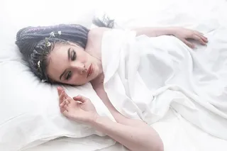 一个躺着白色床上的女人