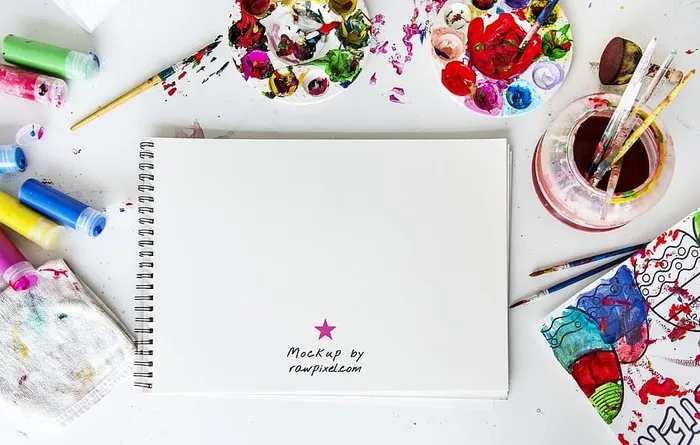带油漆的白色笔记本