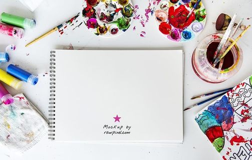 带油漆的白色笔记本