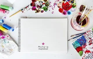 带油漆的白色笔记本