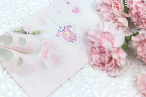 平的，躺着的，摄影的，粉色的，卡片的，旁边的，花的，可爱的