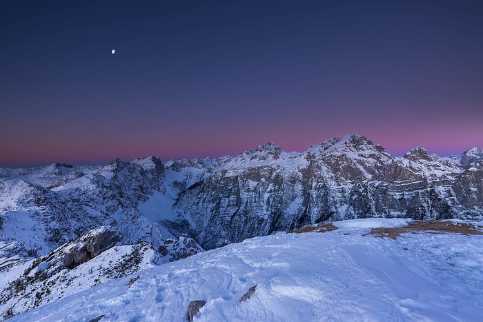 夜间的雪山