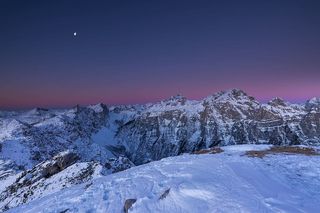 夜间的雪山