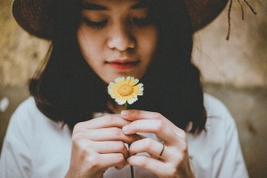 手持向日葵的人