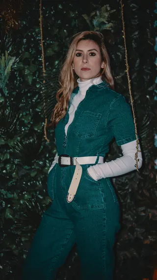 穿着绿色牛仔工作服的女人