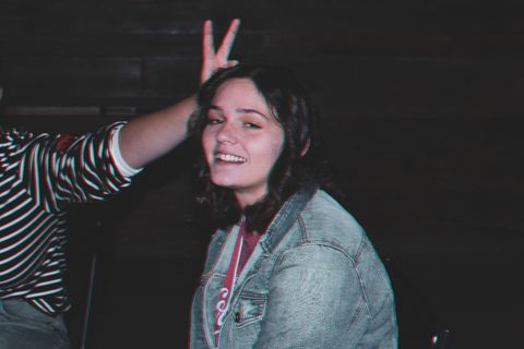 女人微笑，肖像，一个人，室内，微笑，休闲服装，情感，头像