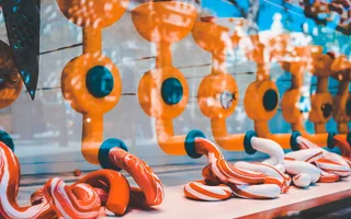 喷射红色和白色物质的工业机器