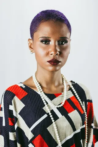 穿着五彩圆领上衣的女士